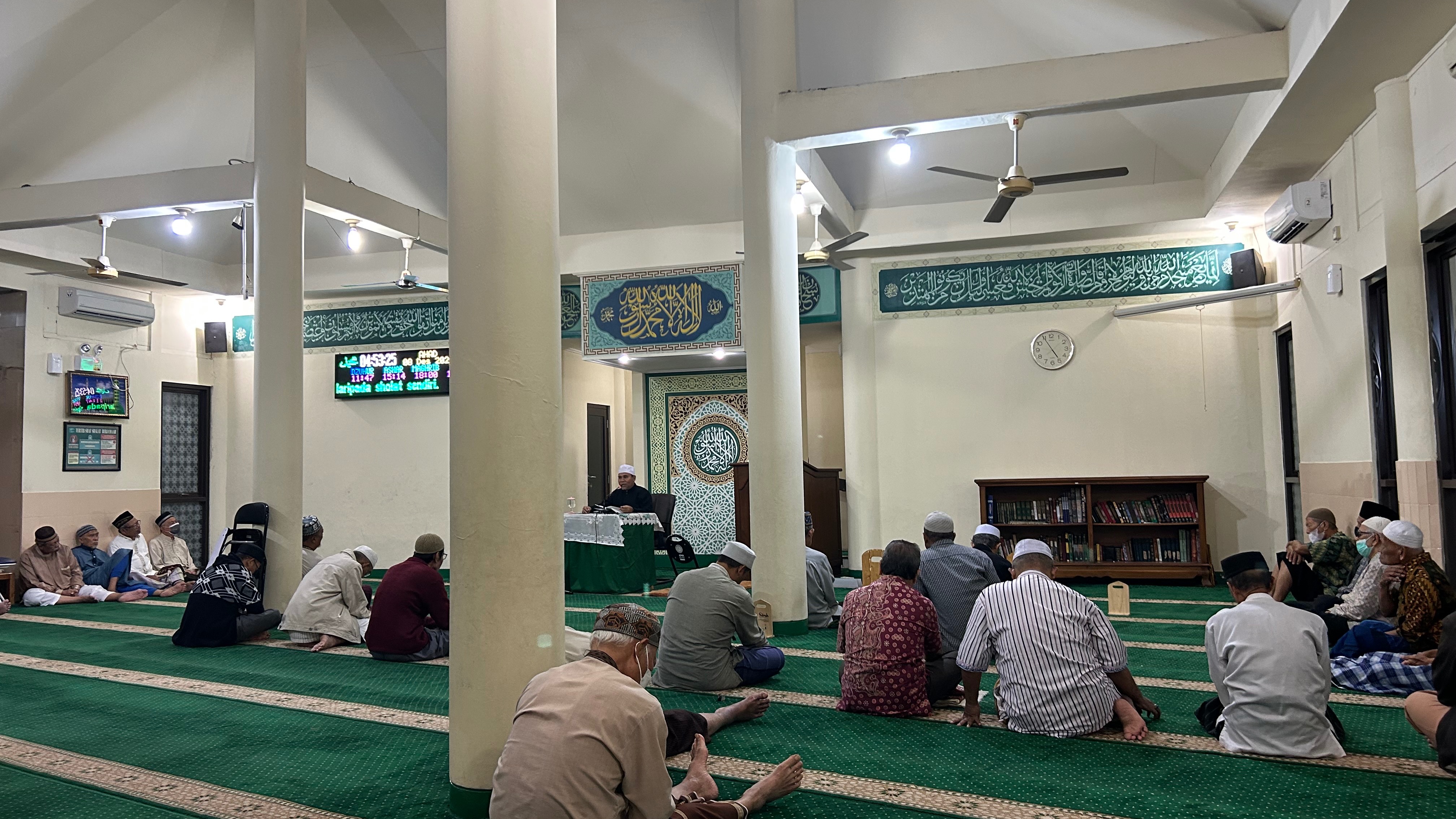 Sekalipun hujan tidak menurunkan semangat jamaah untuk mengikuti pengajian minggu pagi